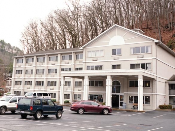 Tribal Council calls chief’s hotel contract into question