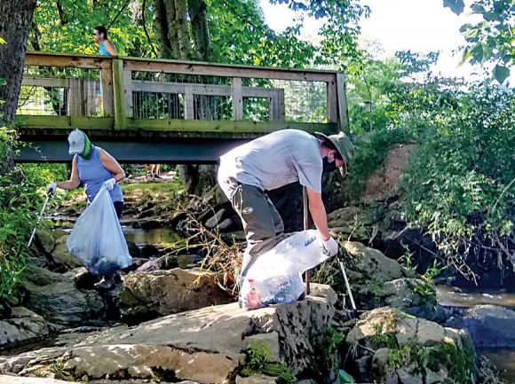 Jana Plemmons (left) and Les Taylor collect trash along Richland Creek and Shelton Branch. HWA photo