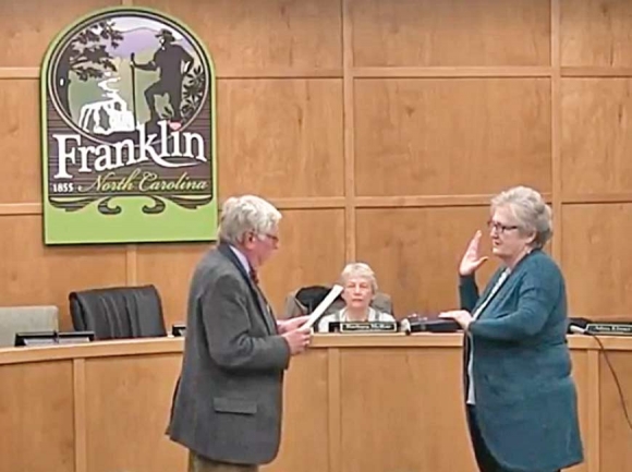Franklin Mayor Bob Scott swears in Dinah Mashburn to fill the unexpired term of her late husband  Billy Mashburn in January 2018. 