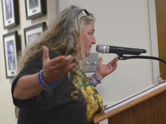 Teresa Cheek voices her disapproval of the N.C. 107 plans to town commissioners. Holly Kays photo