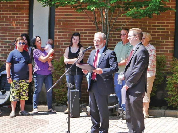 More than 100 people attend a support rally for the family and friends of Scott Knibbs. Macon Media photo