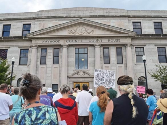 Hundreds show to denounce Charlottesville violence