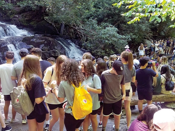 The pilot project aims to spread out use throughout the day, avoiding massive crowds such as this, which have become typical on the popular trail. NPS photo