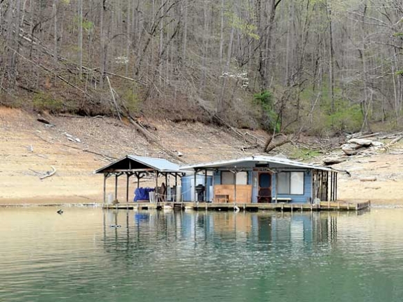 Meadows introduces bill to save floating houses