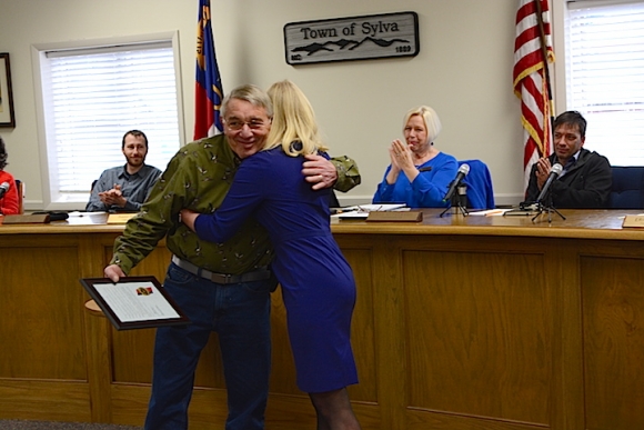 Town Manager Paige Dowling and outgoing Public Works Director Dan Shaeffer embrace following Dowling&#039;s presentation of an award of recognition. Holly Kays photo
