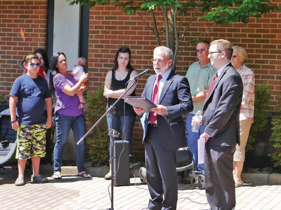 More than 100 people attend a support rally for the family and friends of Scott Knibbs. Macon Media photo