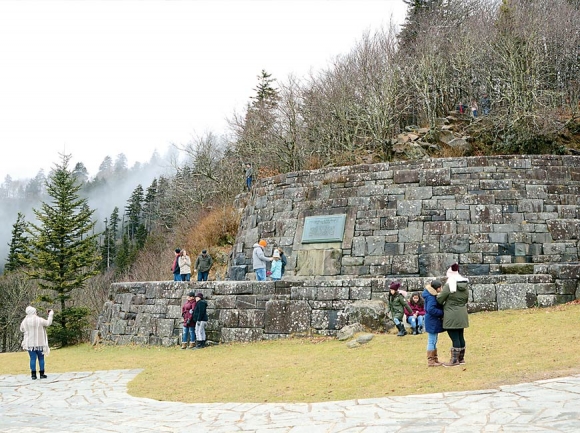 Despite the shutdown, visitors congregate Jan. 7 at Newfound Gap. Holly Kays photo