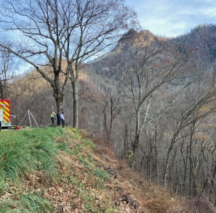 Crews respond to the Chimney Tops overlook. NPS photo