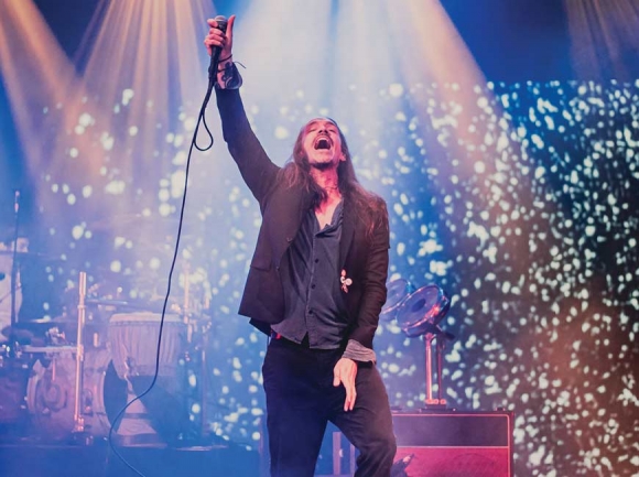 Brandon Boyd, lead singer of Incubus, onstage in Asheville. (photo: Connor Burchett)