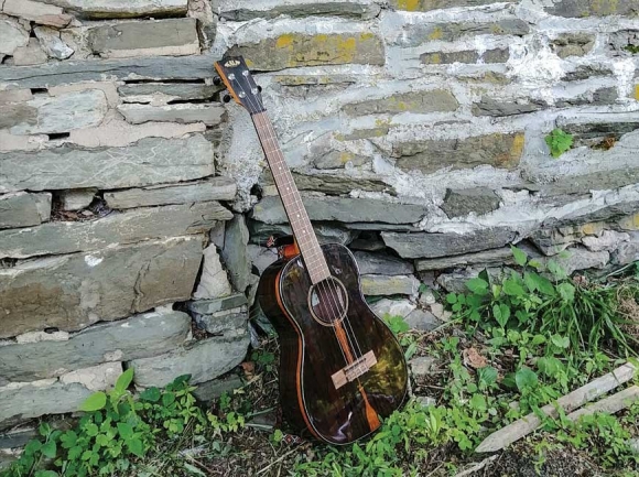 Garret’s baritone ukulele visits the Hudson Valley.