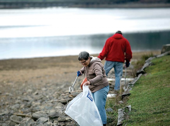 Volunteers remove 8 tons of trash from Lake Junaluska