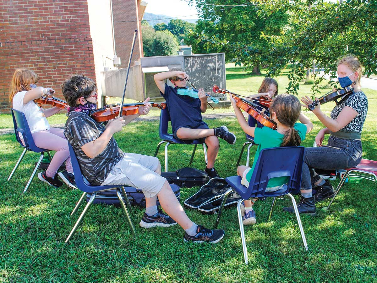 Students in a fiddle lesson outside the Folkmoot Friendship Center.