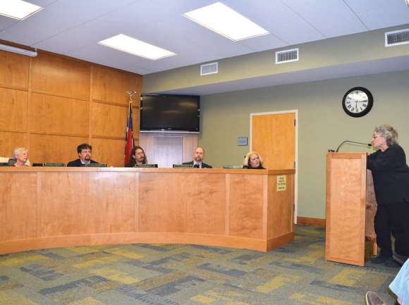 Betty Wallace speaks in opposition to the town transferring the Nikwasi Mound deed to a nonprofit group. Jessi Stone photo