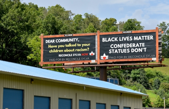 New billboards oppose Confederate statue