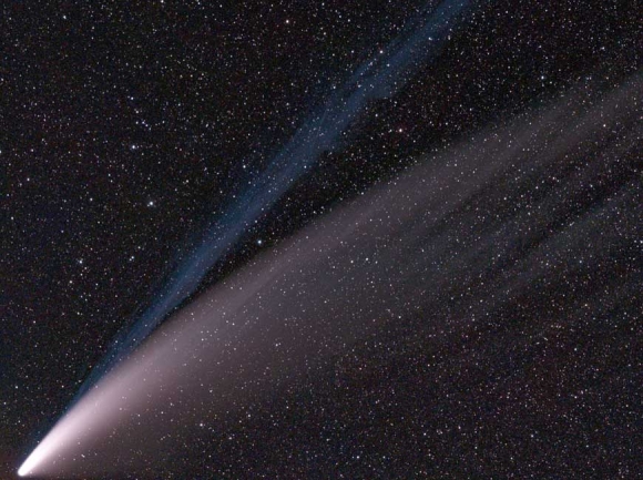 Comet 2020 F3 (NEOWISE) on Jul 14 2020. SimgDe/Wikimedia Commons